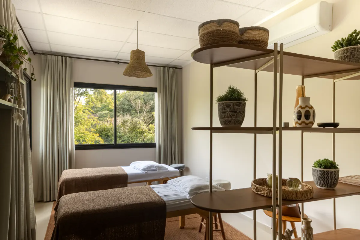 SPA do LYRATA com duas macas de massagem e vista para o verde